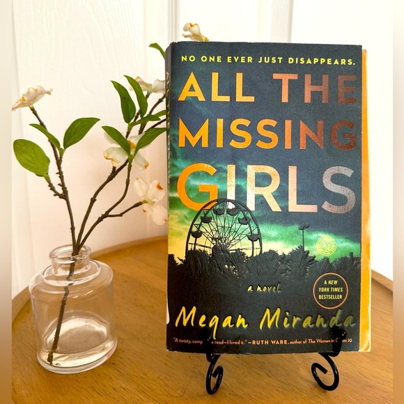 BOOK WORM ~ All the Missing Girls by Megan Miranda - Picture 1 of 4